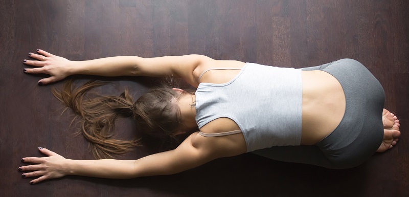Mal de dos chronique : le yoga aussi efficace que le kiné !