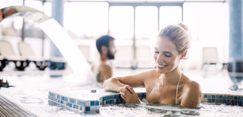 femme qui se relaxe dans la piscine